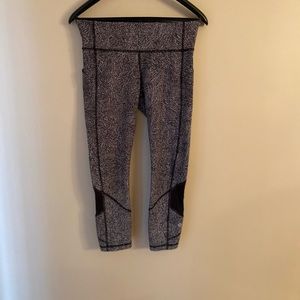 Size 4 Lulu lemon cropped pants with pocket.